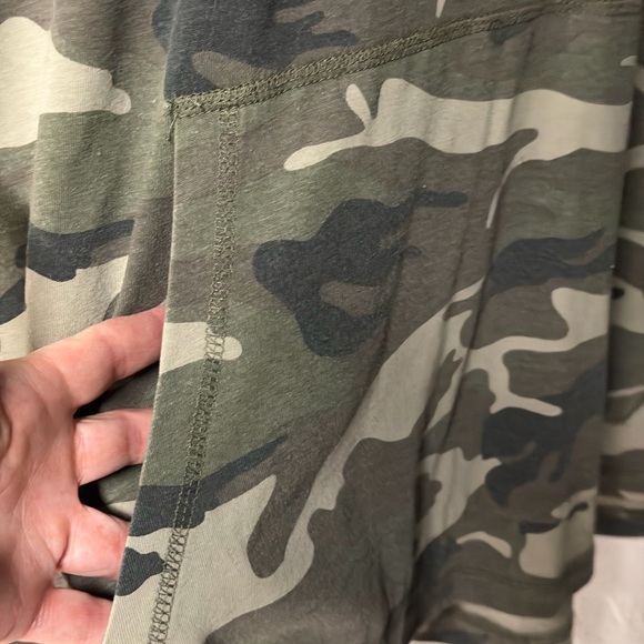 Camouflage Hoodie - Tee with front pocket - Picture 4 of 16